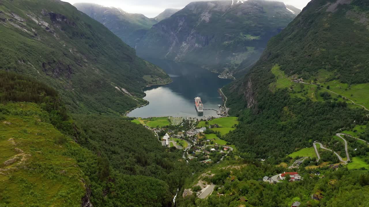 fiorde de geiranger, noruega. belíssima natureza paisagem natural da noruega.