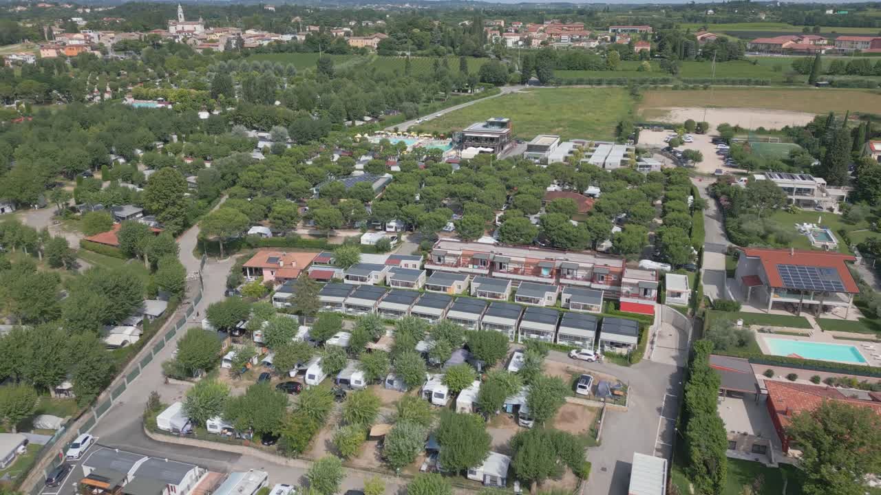 fotografía aérea del campamento de le palme en el lago de garda, italia