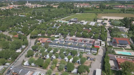 fotografía aérea del campamento de le palme en el lago de garda, italia