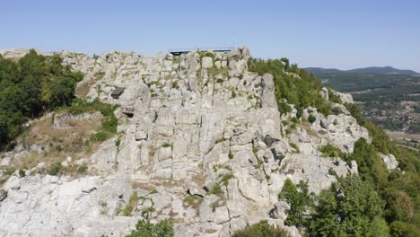 Ciudad-Rocosa-Tracia-En-Lo-Alto-De-Un-Acantilado-De-Perperikon-En-La-Montaña-Ródope-Oriental,-Bulgaria