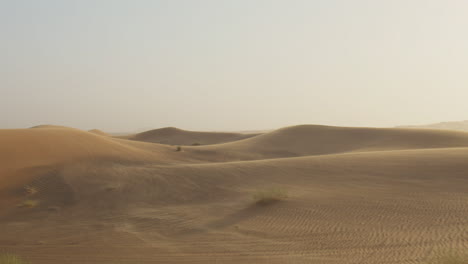 Wind-Weht-über-Sanddüne-In-Der-Wüste-4