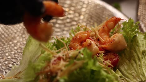 chef preparando un plato de ensalada de camarón