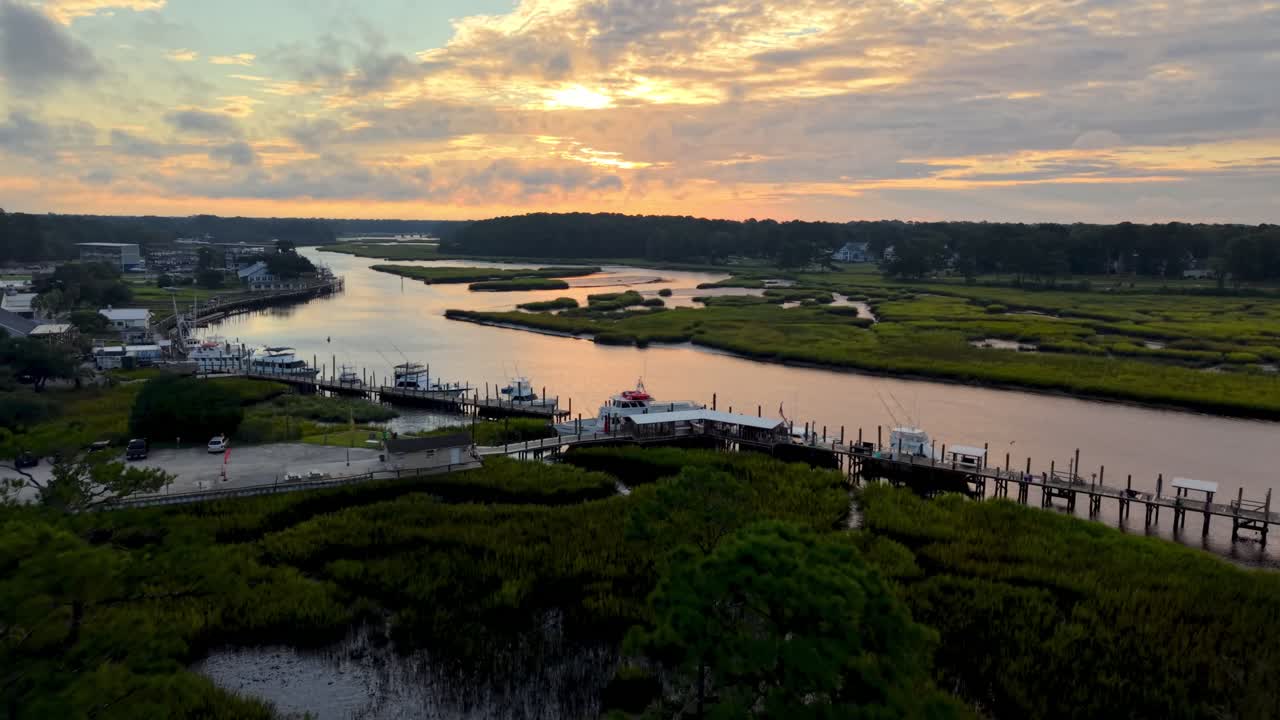 칼라바시 NC의 보트와 칼라바시 강 위를 나는 항공 사진