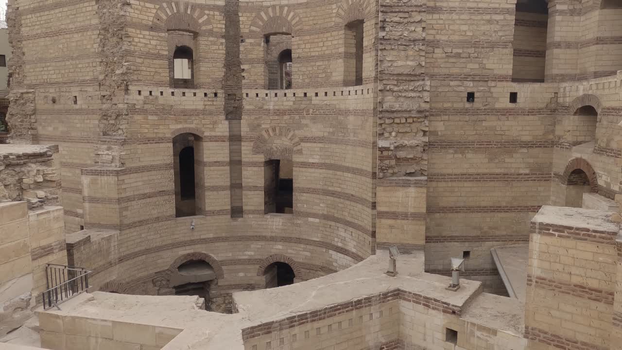 vista del trabajo interno de ladrillos de piedra de la torre romana en el viejo cairo en un día claro y brillante