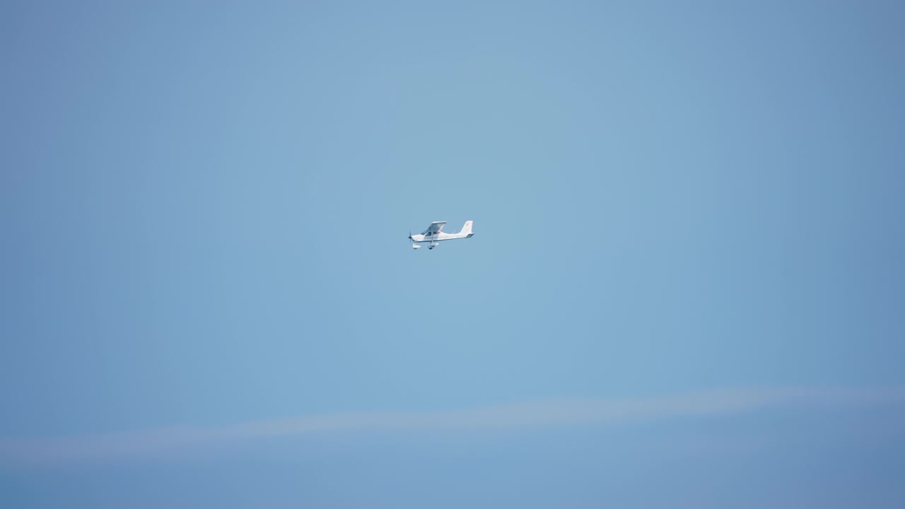 To lette propel-fly flyver sammen på en klar blå himmel