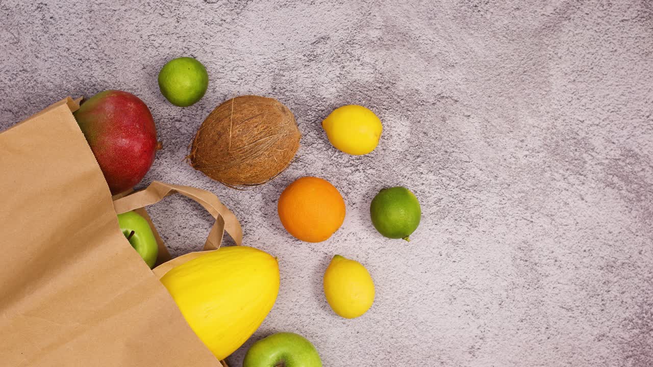 신선한 익은 과일은 친환경 쇼핑 가방으로 이동합니다. 움직임을 멈추십시오.