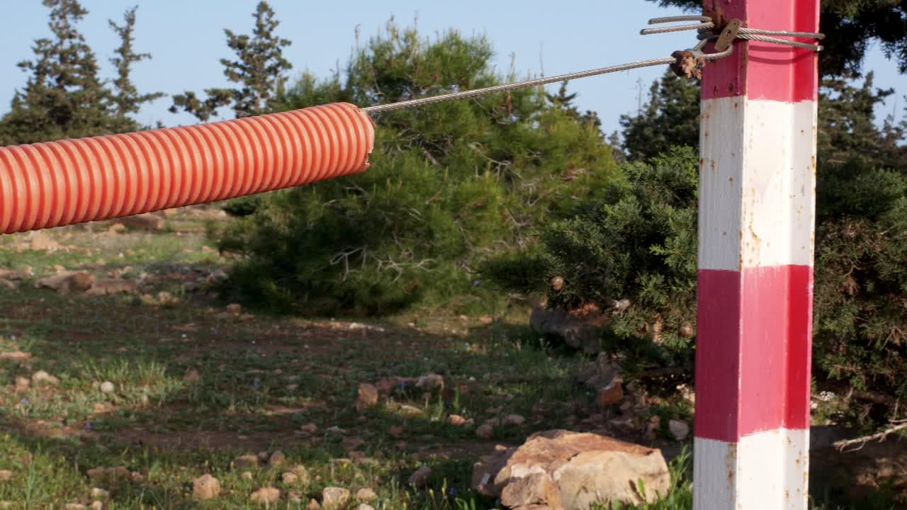 가시성을 위해 케이블과 주황색 튜브로 폐쇄된 하이킹 및 자전거 트레일