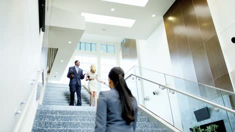 gente de negocios multiétnica en un edificio de oficinas moderno