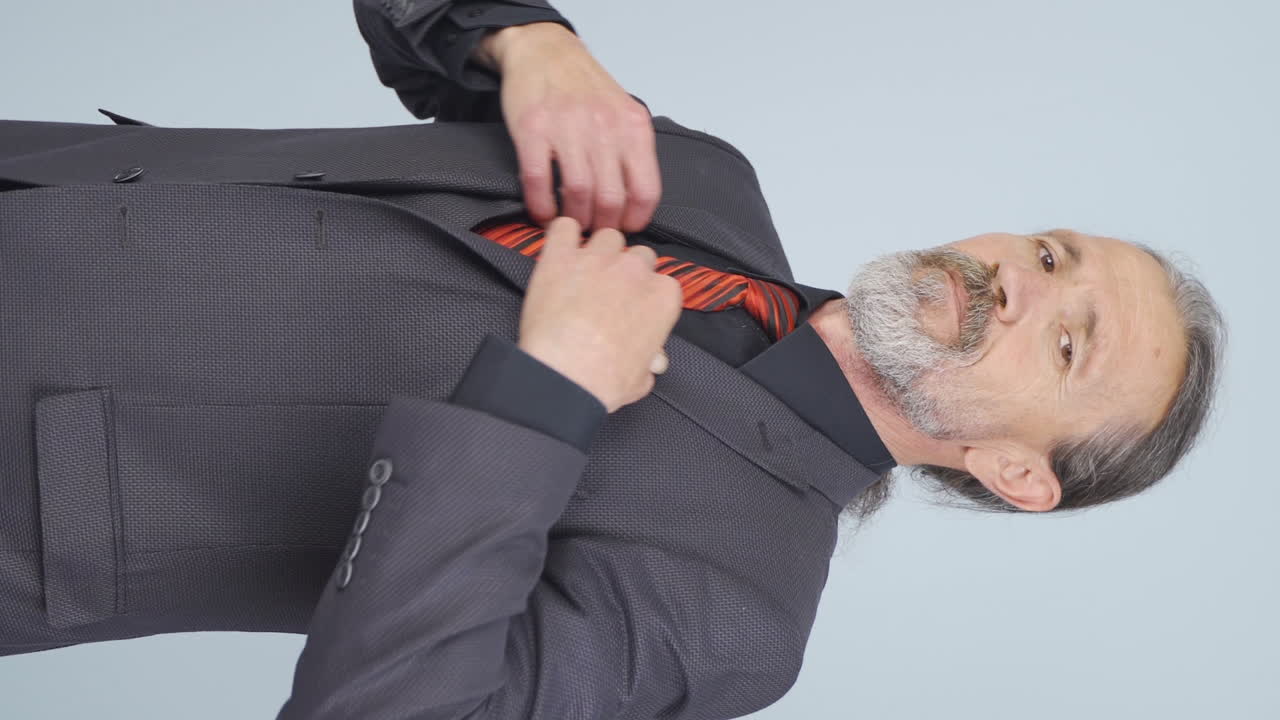 멋진  ⁇ 은 사업가의 수직 비디오.