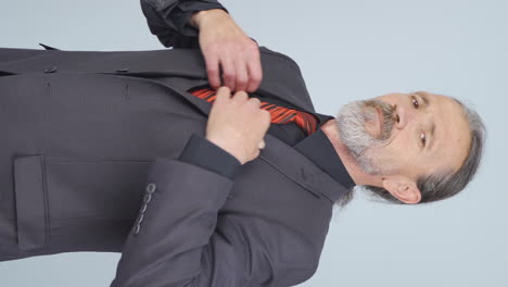 vídeo vertical de un viejo y guapo hombre de negocios.