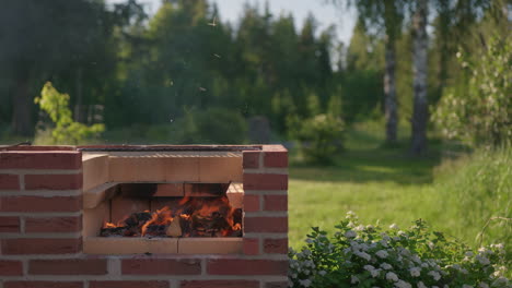 Cerca-De-La-Parrilla-De-Barbacoa-De-Ladrillo-Al-Aire-Libre