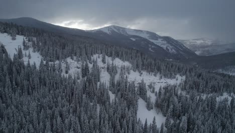 Drohnenaufnahmen-Aus-Der-Luft-Von-Bergen-In-Colorado