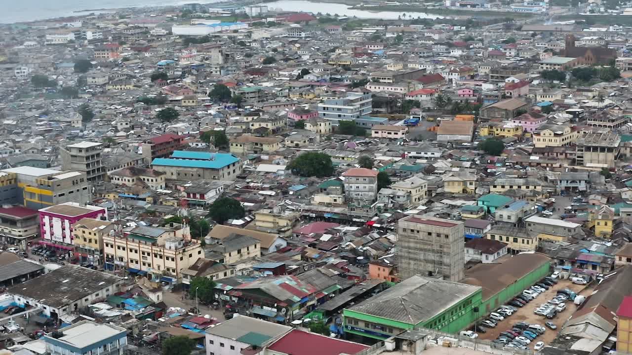 Vista urbana di Accra, Ghana, che mostra edifici e vita urbana
