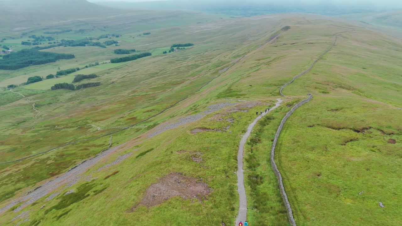 vista aérea de excursionistas en el sendero de montaña