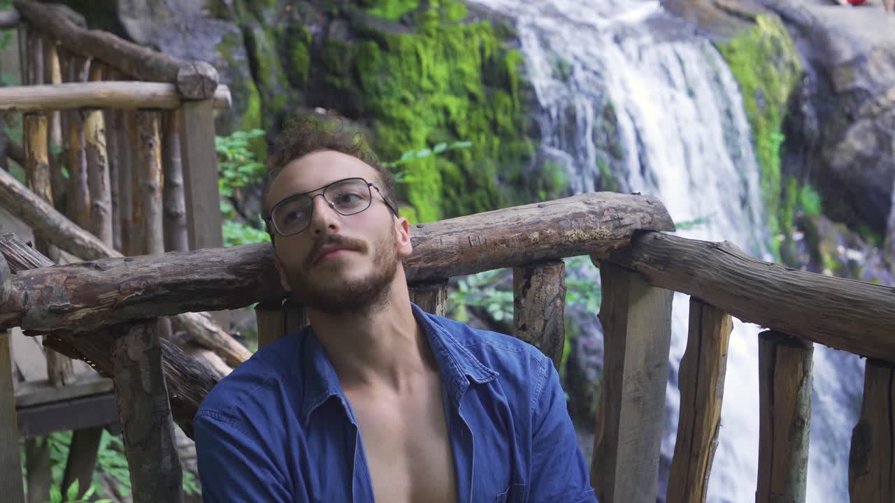 un hombre pacífico de vacaciones.