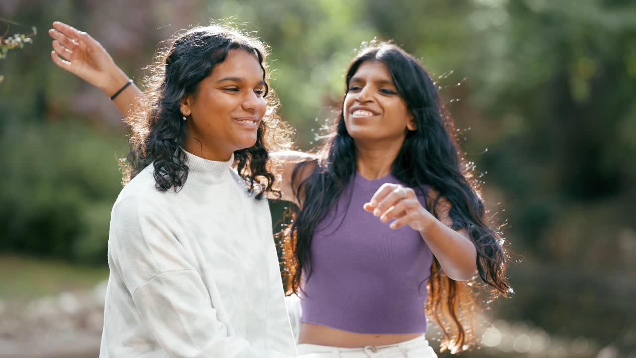 एक पार्क में दो औरतें गले लग रही हैं