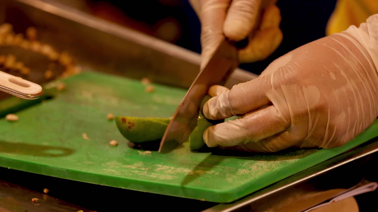 manos cortando cal en cuñas con precisión