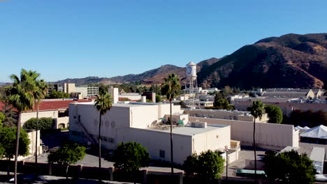 foto de dron de warner brothers studios con palmeras