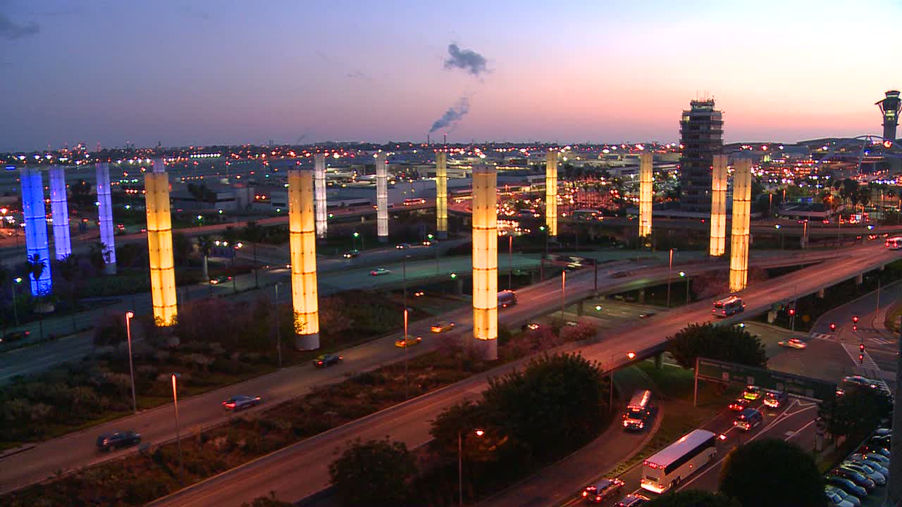 las coloridas luces del aeropuerto internacional de los ángeles brillan en la oscuridad en este lapso de tiempo