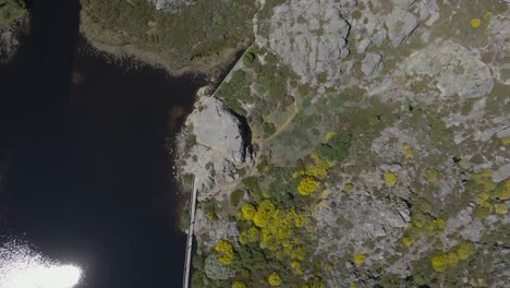 un dron desciende en una vista de pájaro satelital de covão dos conchos