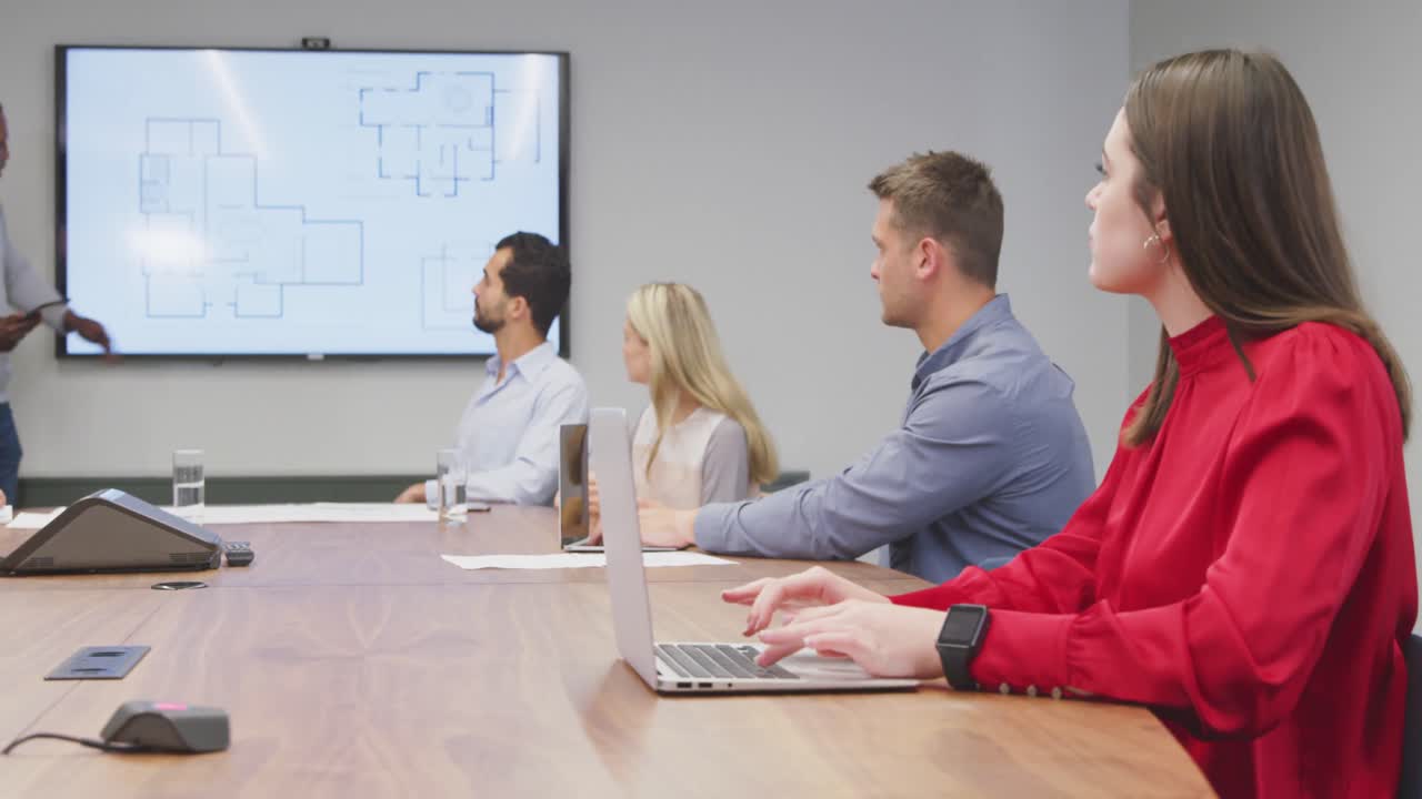 personas de negocios teniendo una reunión en una oficina moderna