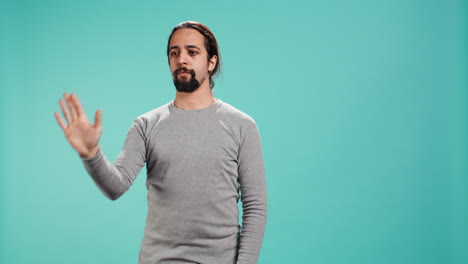 hombre mirando visualizaciones de ar hologramas, haciendo gestos de deslizamiento