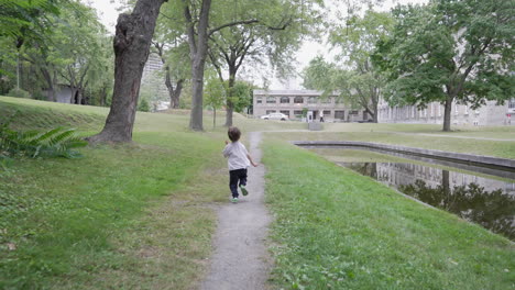 Niño-Corriendo-En-El-Jardín-Al-Aire-Libre