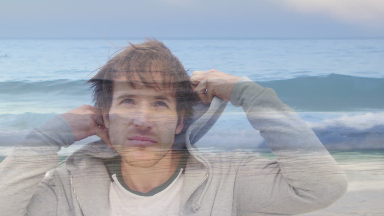 해변 4k에서 후디를 입은 남자