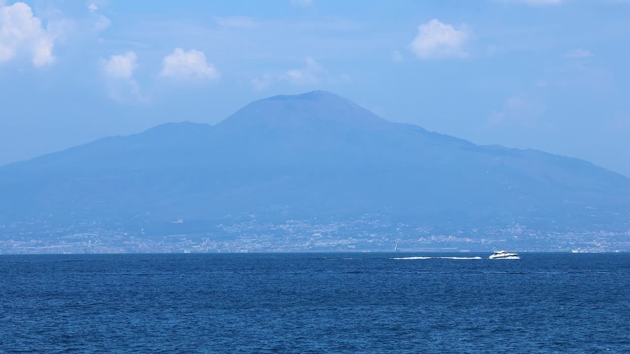 베수비우스 산 근처 의 바다 를 가로질러 항해 하는 배