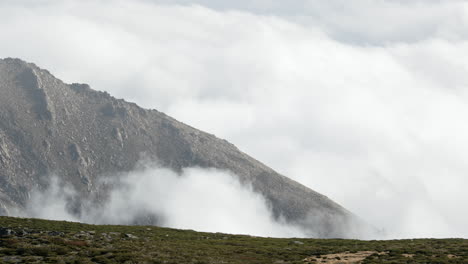 Nubes-Blancas-Y-Esponjosas-Moviéndose-En-La-Cima-De-La-Serra-Da-Estrela-En-Portugal---Vista-Panorámica---De-Cerca