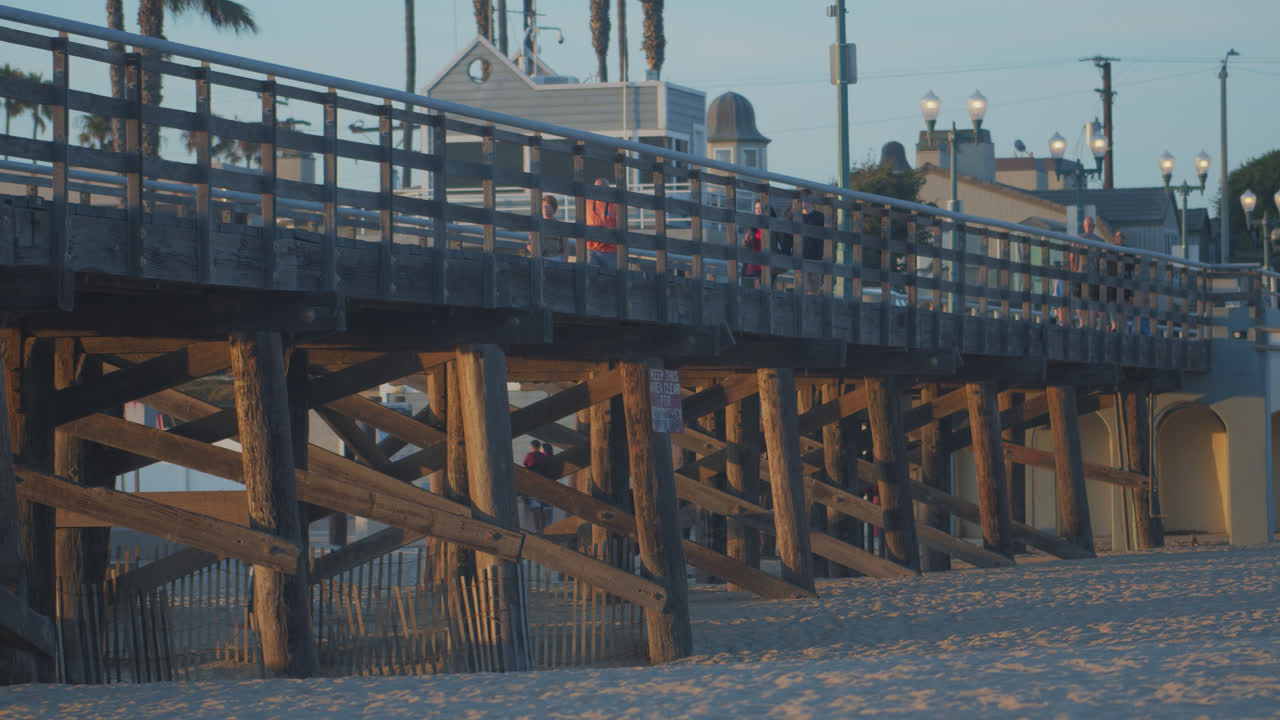 주황색 빛과 그림자가 있는 인감 해변 부두