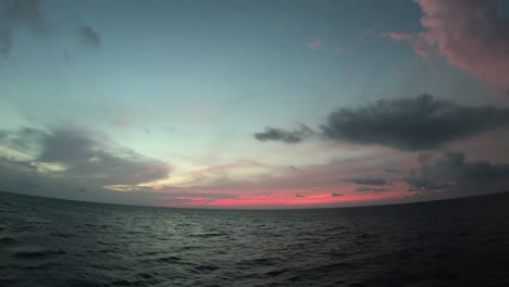 moviéndose en el mar océano en maldivas vista desde el barco