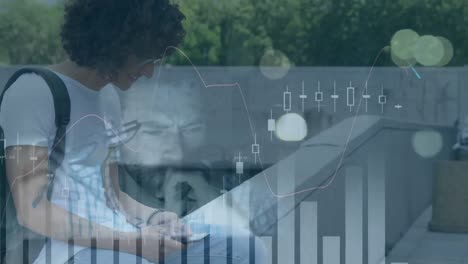 animación del procesamiento de datos financieros sobre un hombre de raza mixta que usa un teléfono inteligente
