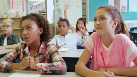 niños de la escuela respondiendo preguntas en clase, filmado en r3d