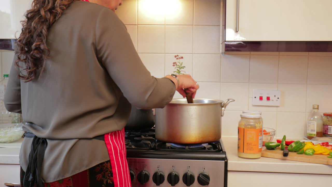 mujer haciendo curry en casa
