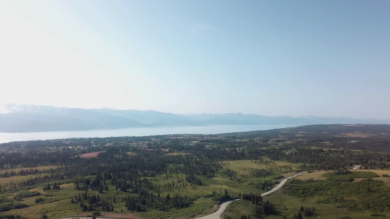 vista aérea, vuelo de drones a lo largo de la carretera del extremo este cerca de homer alaska