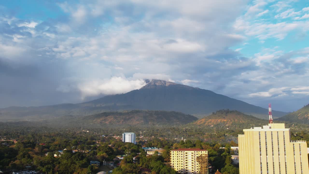 vista aérea del monte meru en la ciudad de arusha, tanzania