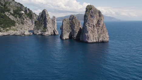 Vista-Aérea-De-Increíbles-Formaciones-Rocosas-En-El-Golfo-De-Nápoles,-Italia