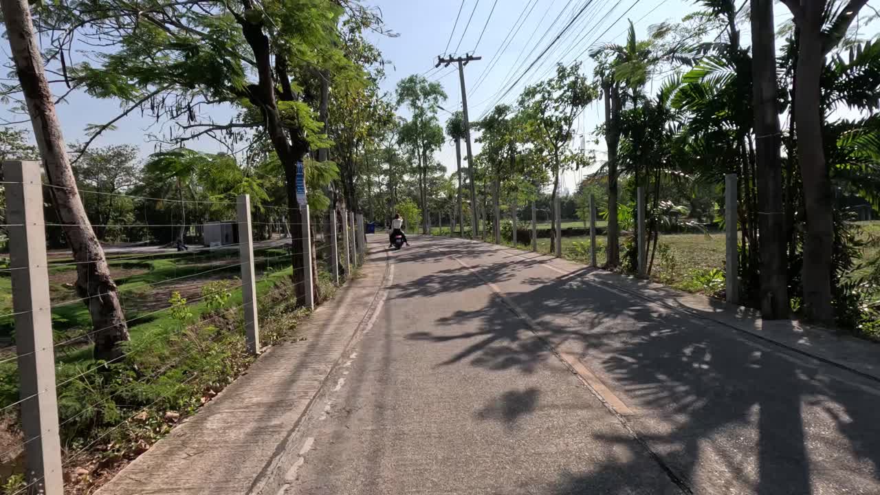 평화로운 시골 지역 을 타고 가는 오토바이 운전자