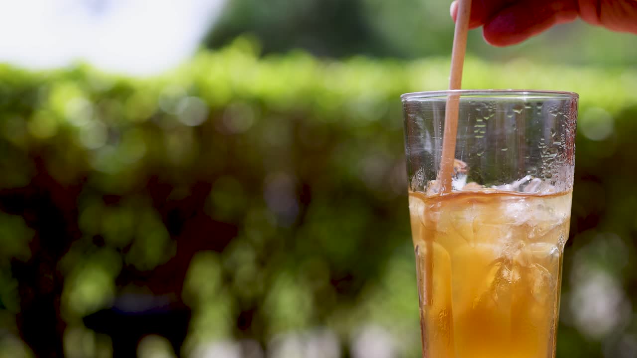 은 야외 환경에서 손으로 는 얼음 오렌지 테일 음료