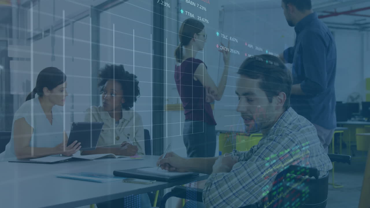 animación de múltiples gráficos y tablero de negociación sobre hombre caucásico escribiendo en el bloc de notas en la oficina