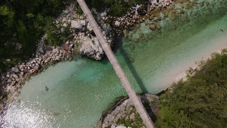 Eine-Schöne-Drohnenaufnahme-Des-Flusses-Soča-Mit-Einer-Brücke