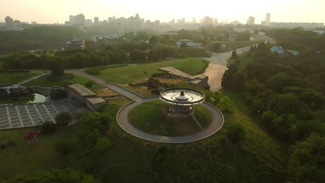 Llama-Eterna-Y-Madre-Patria-En-La-Ciudad-De-Kiev.-Vista-Desde-Drone-Kiev-Pechersk-Lavra