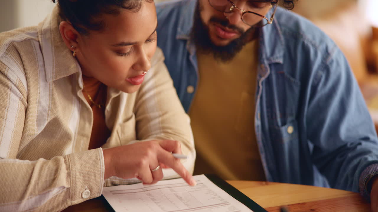pareja revisando documentos en una mesa