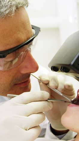 paciente femenina usando auriculares de realidad virtual durante una visita dental
