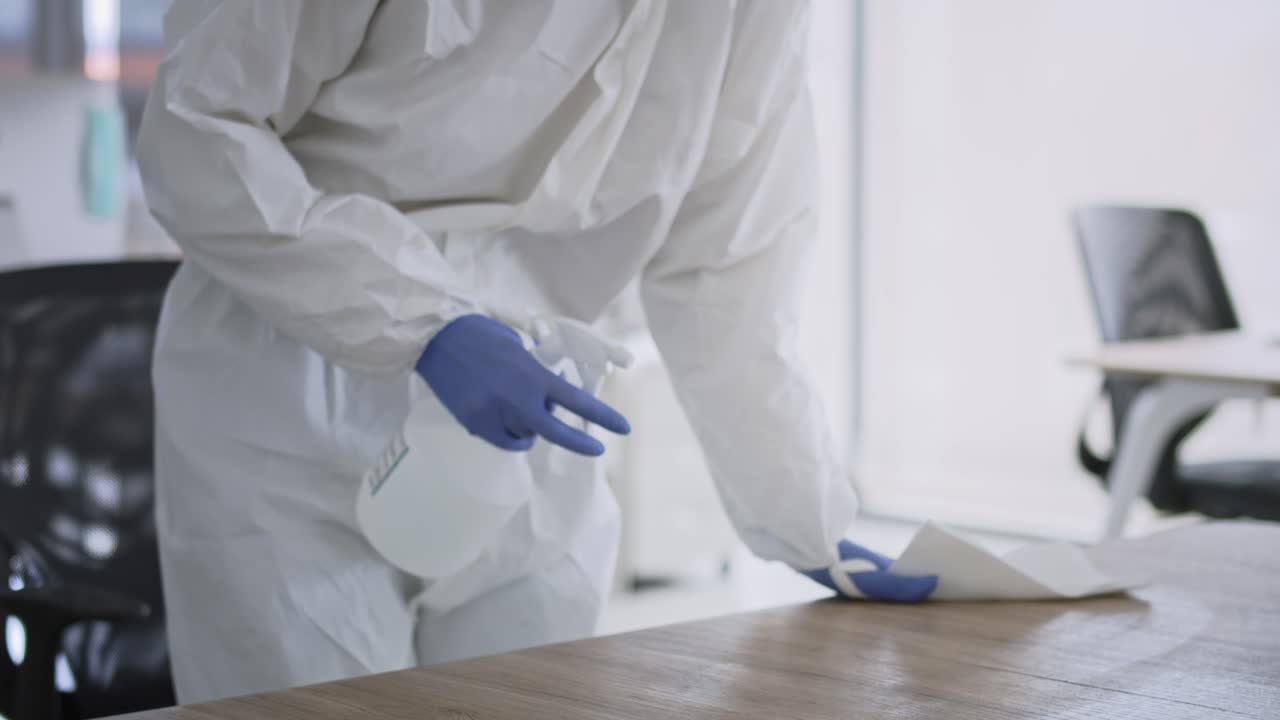 video de fumigación de desinfección en la superficie en la oficina