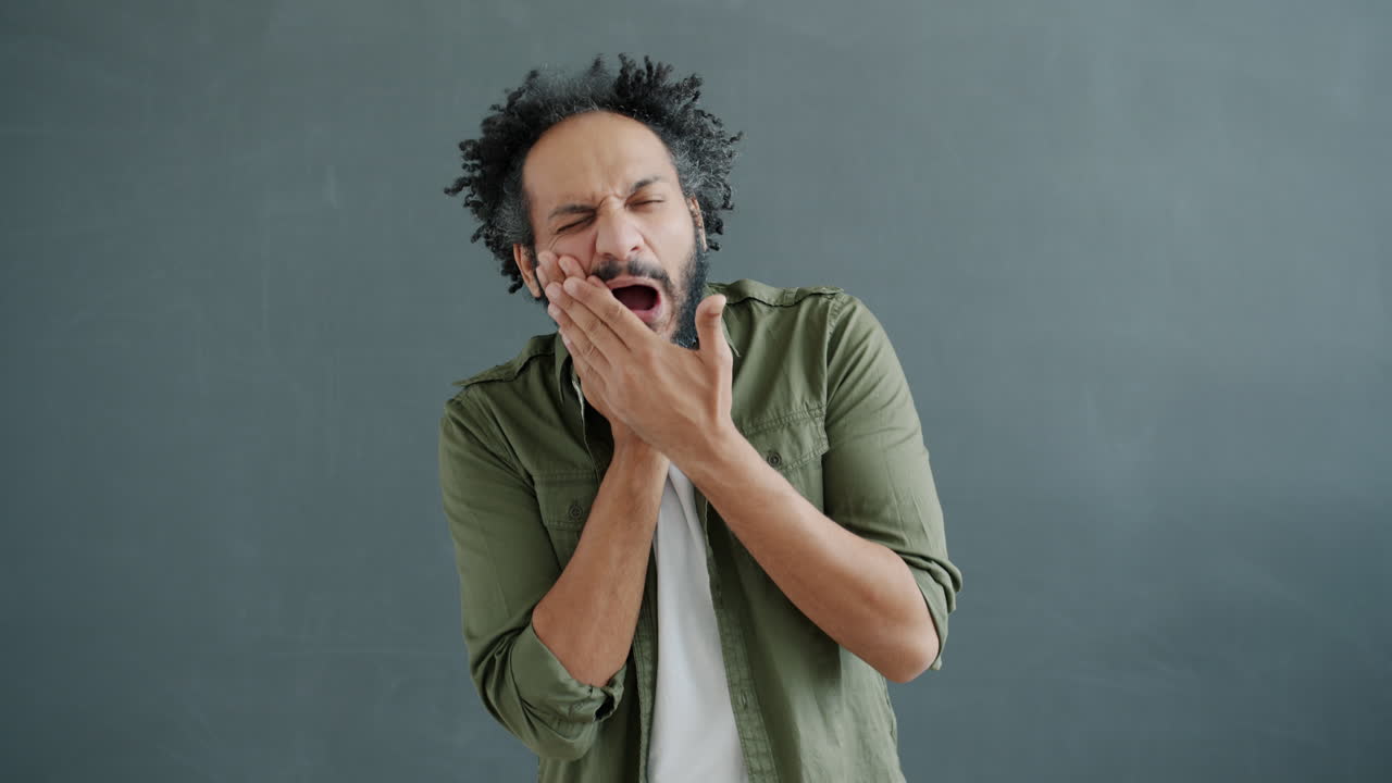 hombre con dolor de dientes