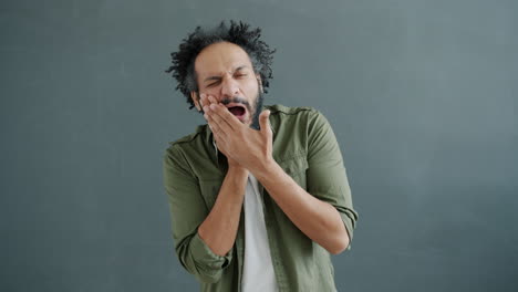 hombre con dolor de dientes