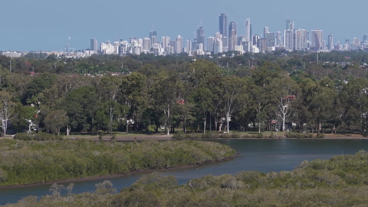 Quartiere suburbano con edifici alti e corsi d'acqua a Paradise Point, Gold Coast, Queensland, Australia. Ripresa aerea