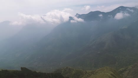 Vogelperspektive-Auf-Den-Berg-Der-Bergstation-In-Munnar,-Kerala,-Gebirgskette-Zwischen-Bundesstaat-Kerala-Und-Tamil-Nadu